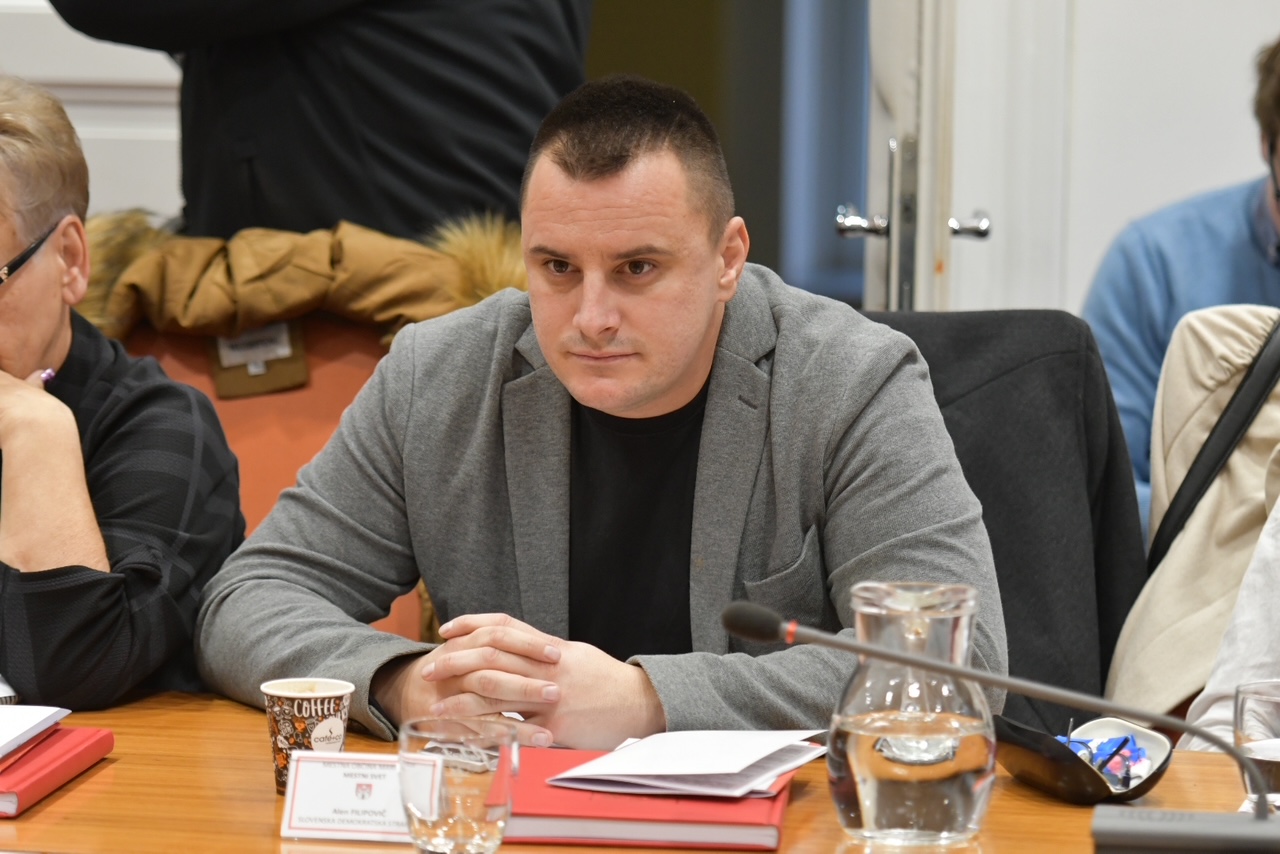 Prestop v mestnem svetu, sledil je oster odziv Kanglerja