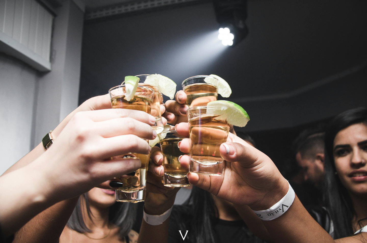Koliko alkohola pijejo slovenski najstniki? NIJZ postregel s podatki