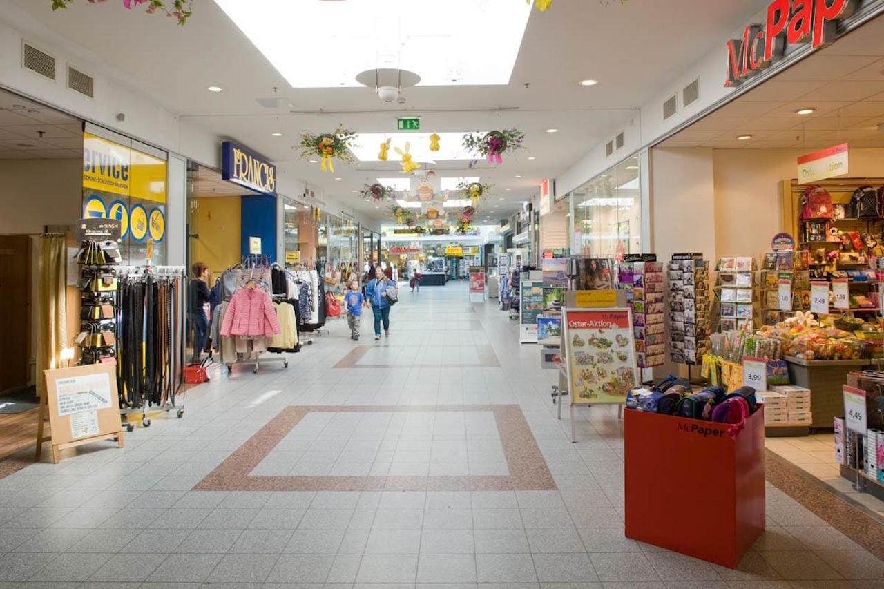 FOTO: Zaradi nenavadnega obiskovalca morali zapreti nakupovalno središče