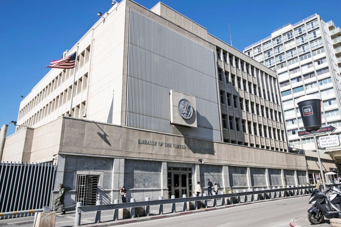 Stopnjevanje napetosti: V iranskem raketnem napadu poškodovano Ameriško veleposlaništvo v Tel Avivu