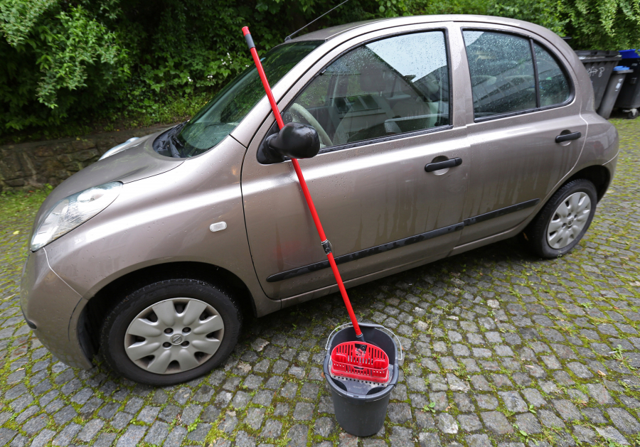 Poplavljeno vozilo: ne zaganjajte motorja, vleka naj ga odpelje na servis