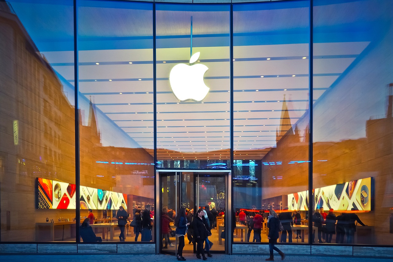 Apple pod drobnogledom: Obtožbe o kršitvah pravil in milijardna globa