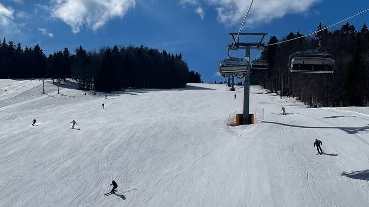 FOTO: Na areškem Pohorju še vedno prava zimska idila, razmere za smuko odlične