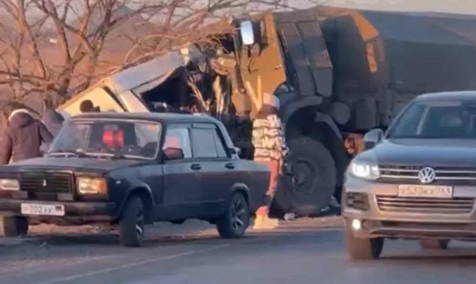 FOTO in VIDEO: Tragedija na ukrajinski avtocesti zahtevala 16 življenj