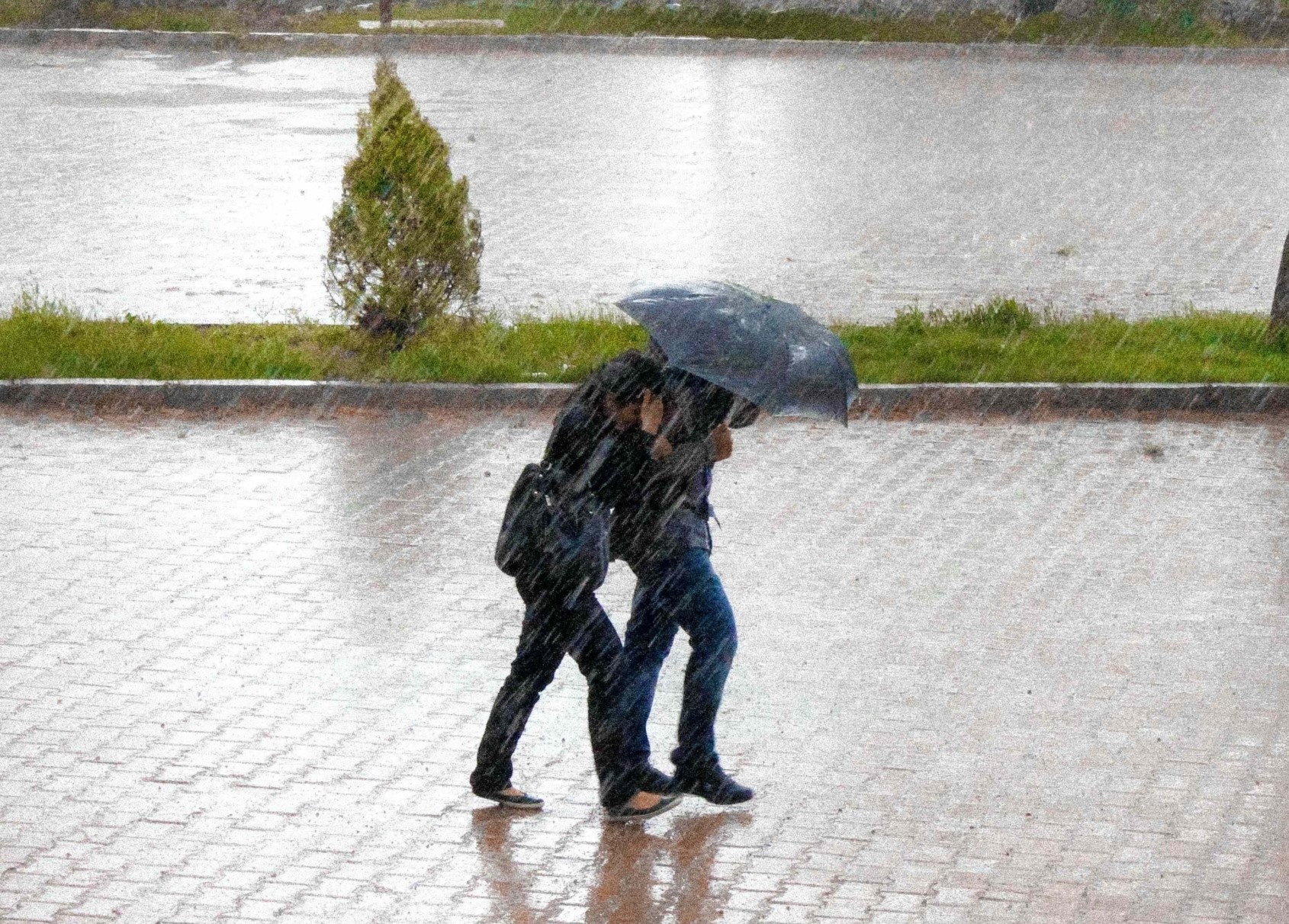 Hladna fronta: Močni sunki vetra, ekstremni nalivi in v treh urah padec temperatur za 10 °C