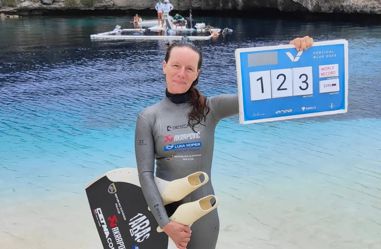 Nov svetovni rekord: Slovenska potapljačica z eno plavutjo 123 m globoko
