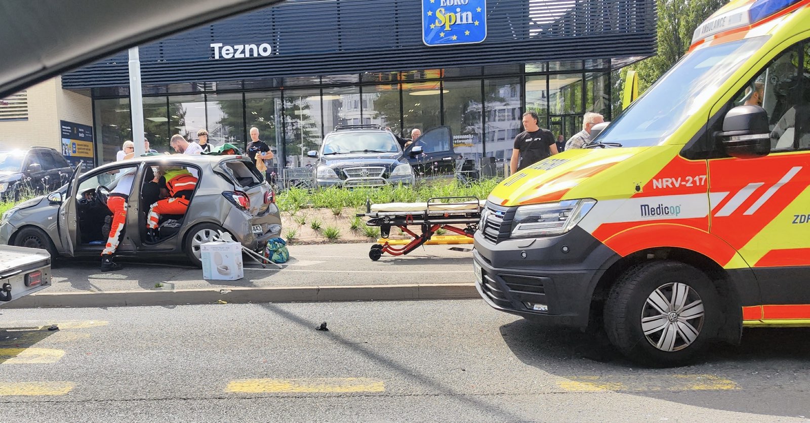 FOTO: Prometna nesreča  pri Eurospinu na Ptujski cesti, posredovali policisti in reševalci