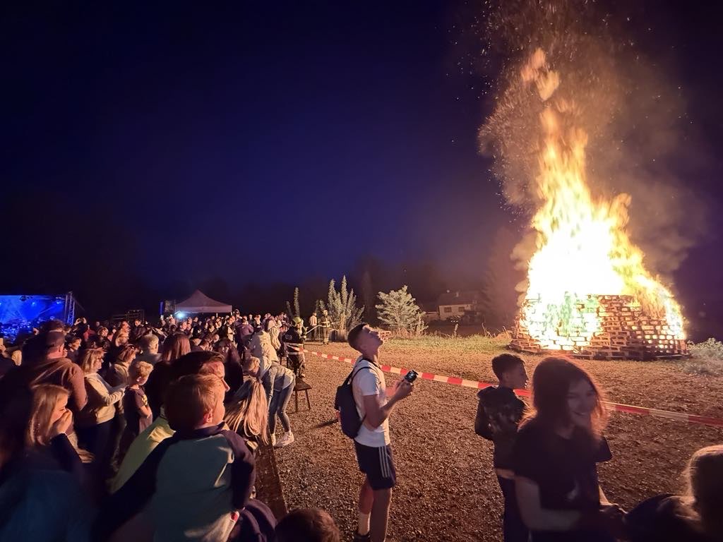 FOTO: Na Špricerkresu v Malečniku ni manjkalo dobre hrane in glasbe, postavili tudi otroški mlaj