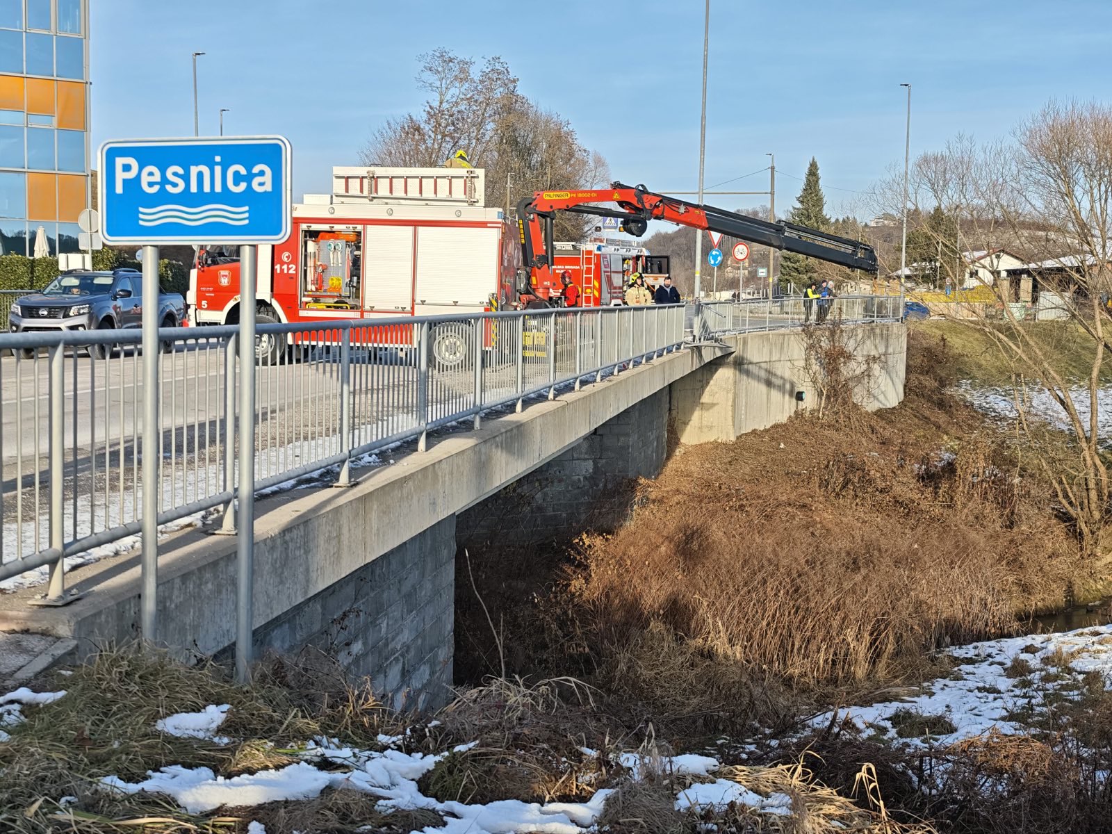 FOTO: Voznik v okolici Maribora zapeljal v reko Pesnico in na kraju umrl