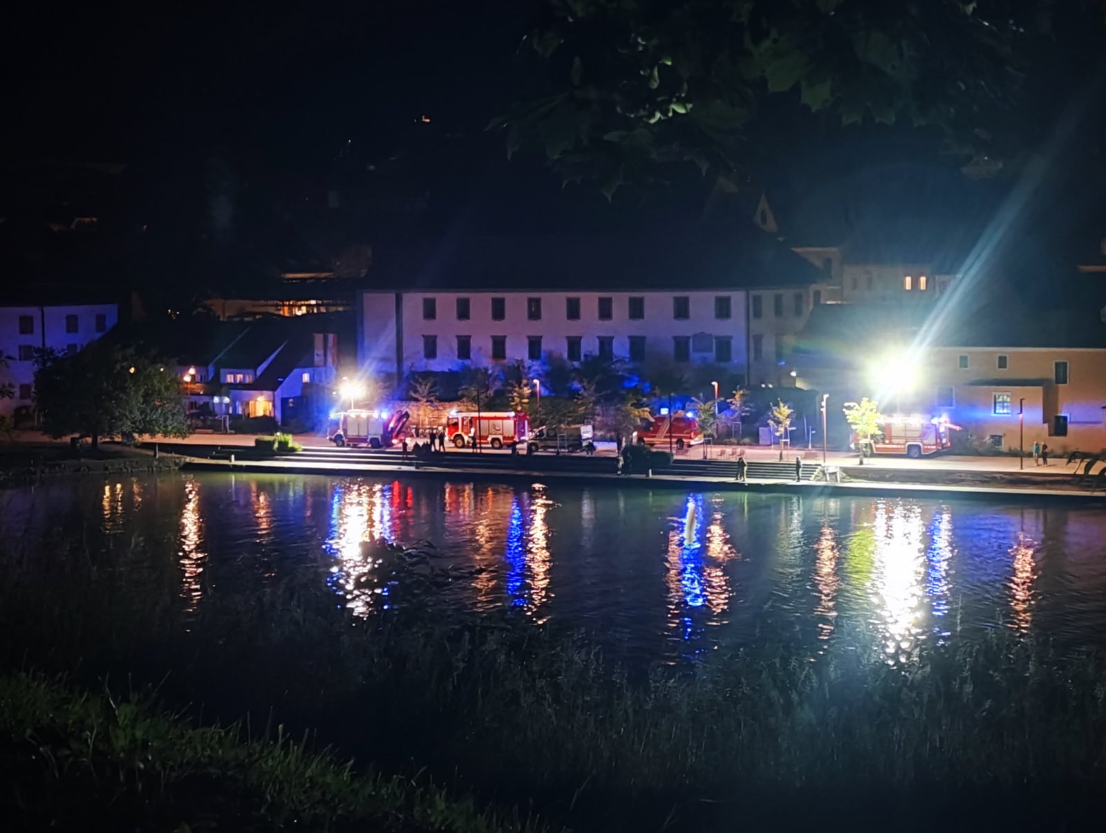 Parkirano vozilo zdrsnilo v Dravo, reševalna akcija se nadaljuje