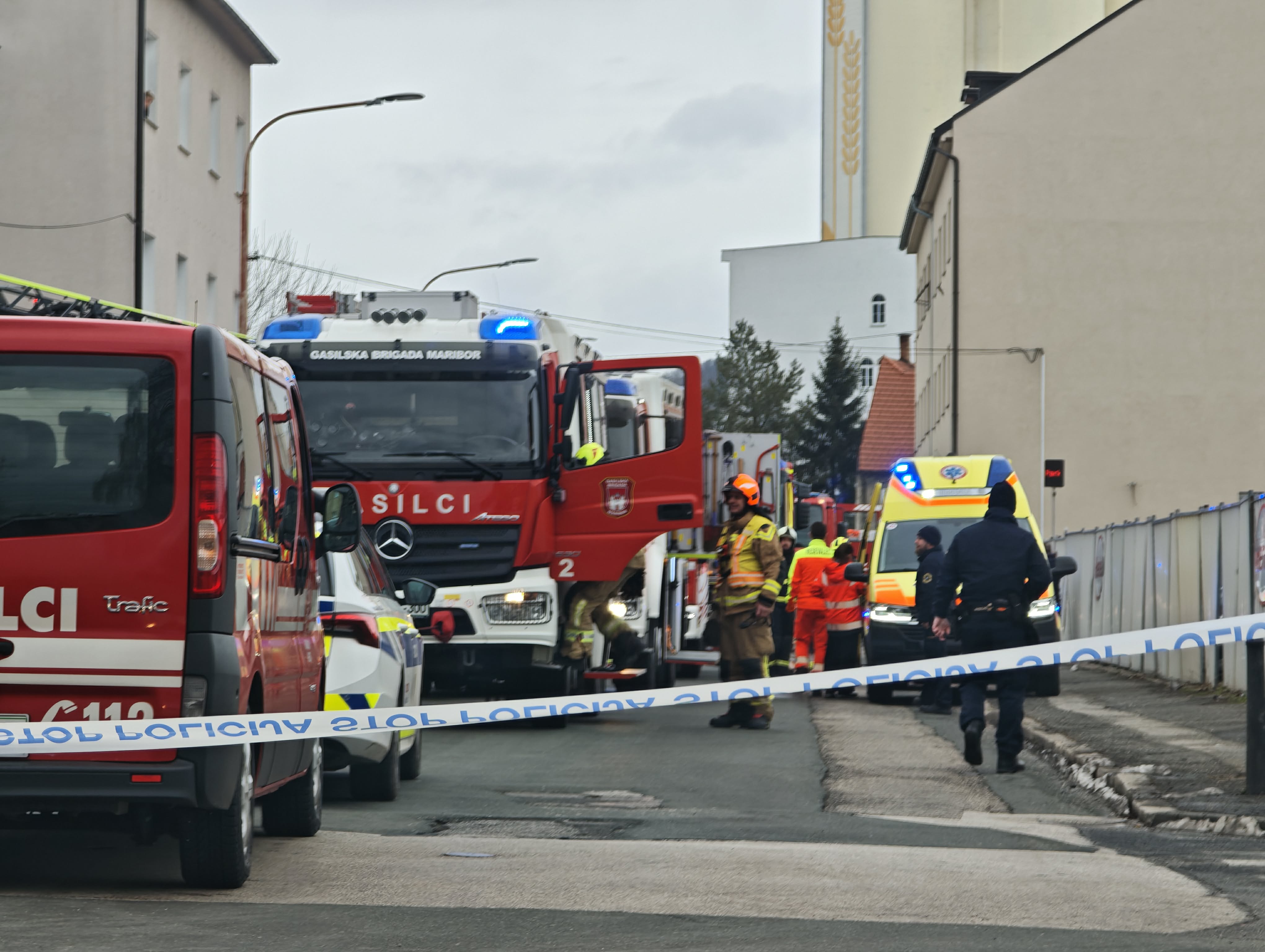 FOTO: Požar nasproti Henkla v Mariboru, posredujejo gasilci in reševalci
