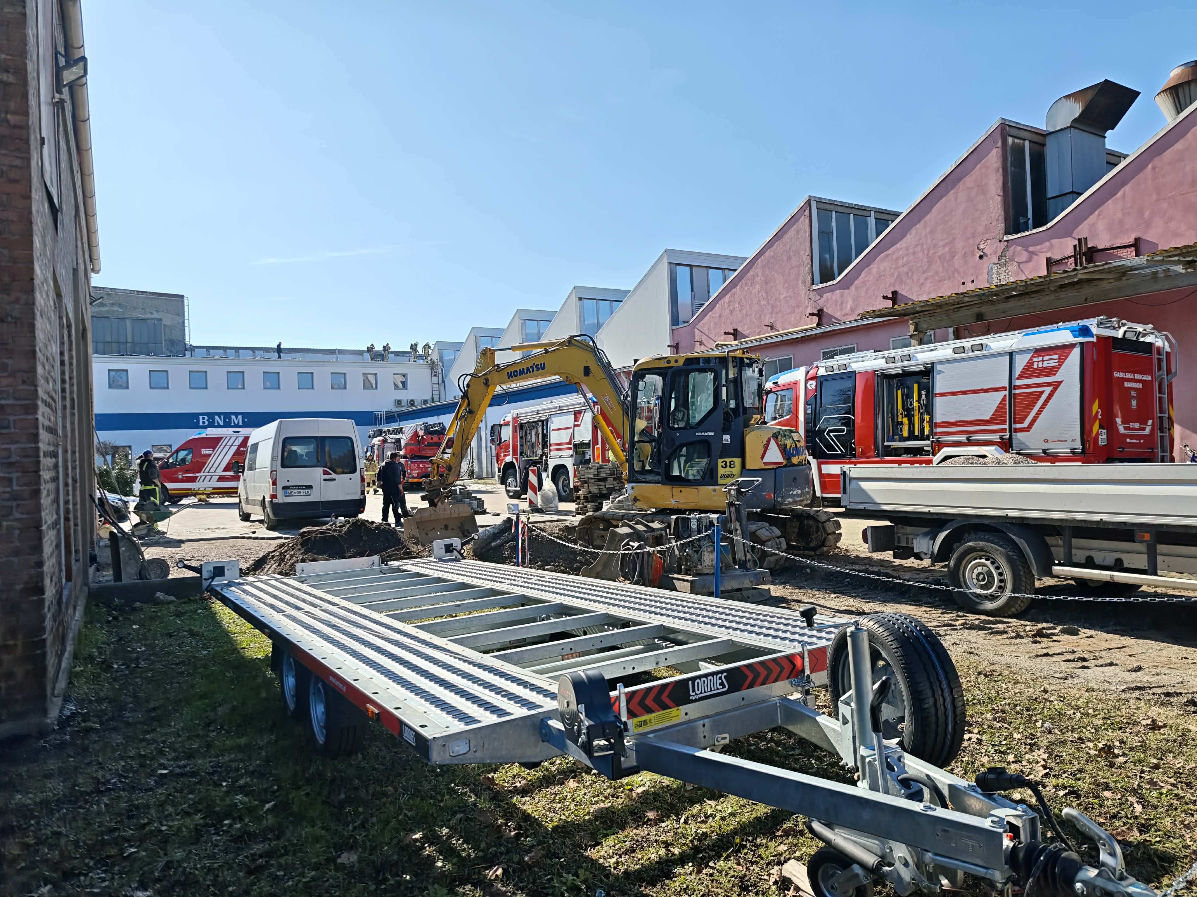 FOTO: V TAM-u zatulile gasilske sirene, zagorelo na enem izmed objektov poslovne cone