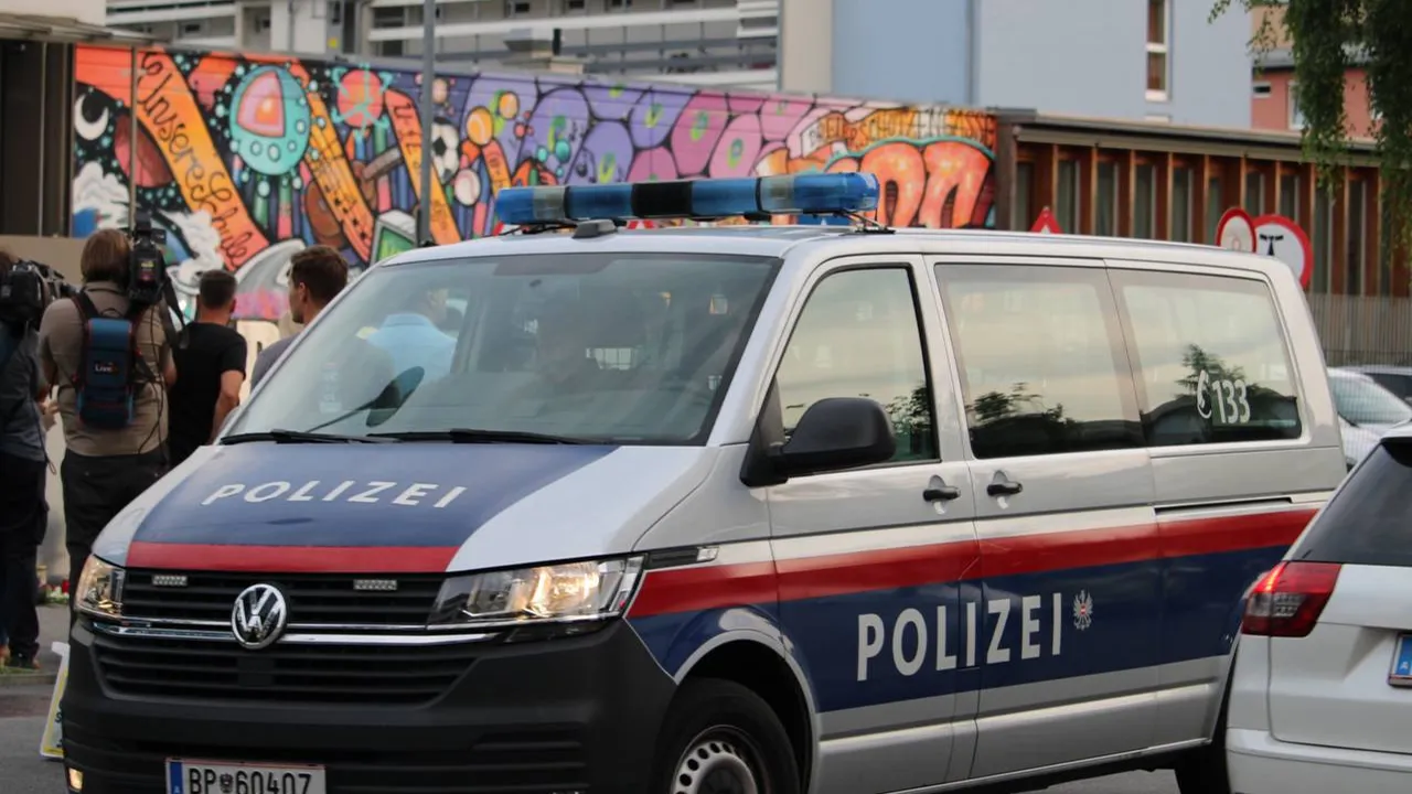 Nevaren izlet: Enajstletnika ukradla avto in drvela 40 kilometrov po avtocesti