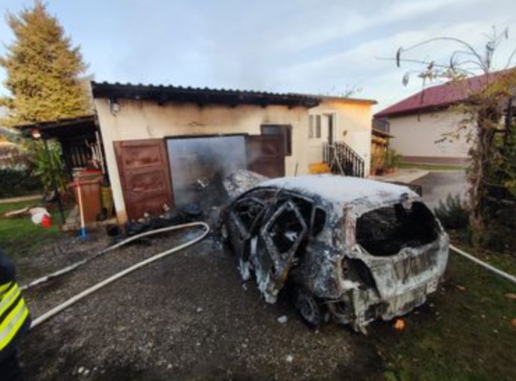 FOTO: V Hajdini zagorel avto, parkiran v garaži