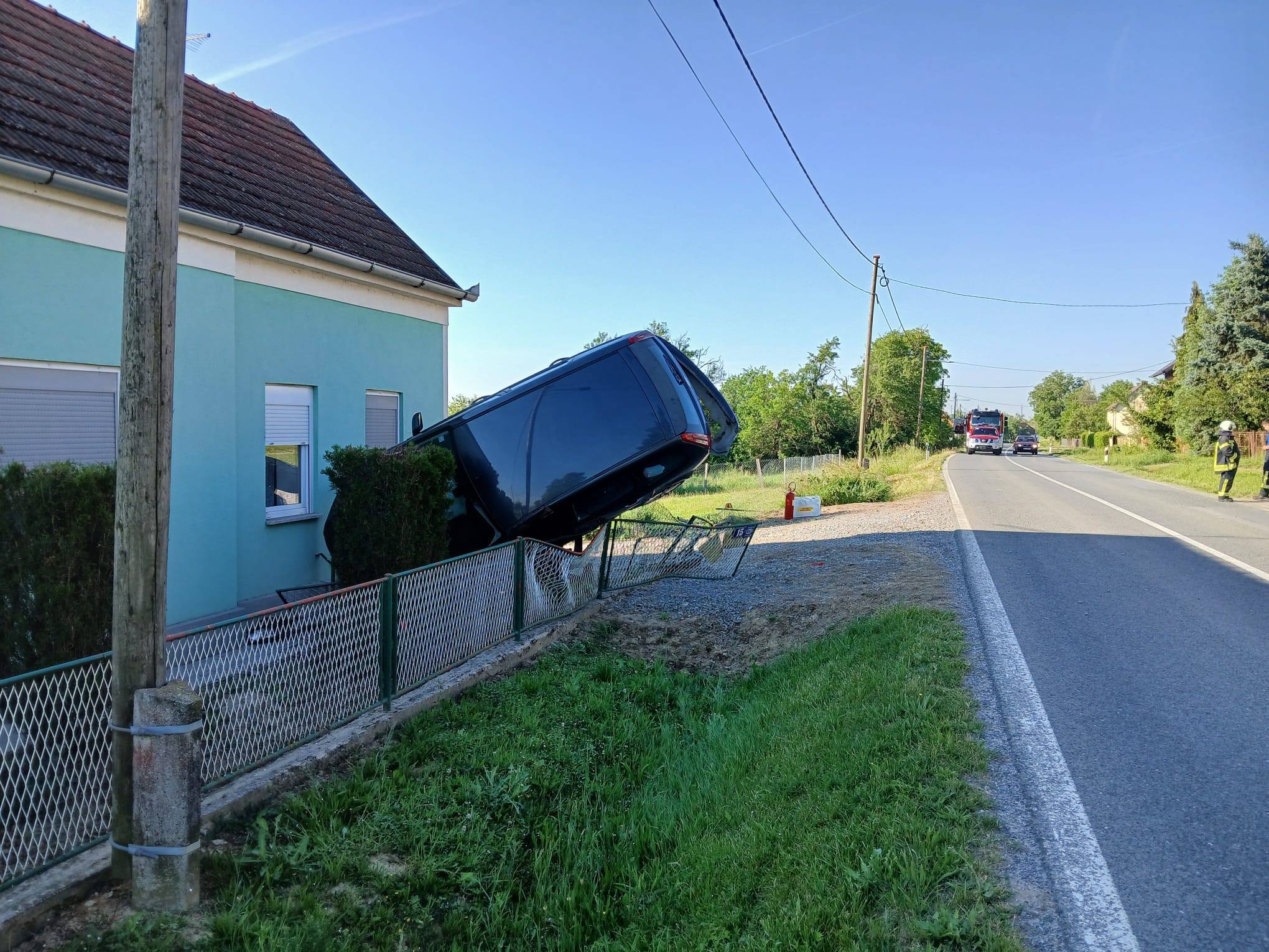 FOTO: Pijana 29-letnica z avtomobilom poletela naravnost v hišo, nato pa iz prevrnjenega avta splezala kar sama
