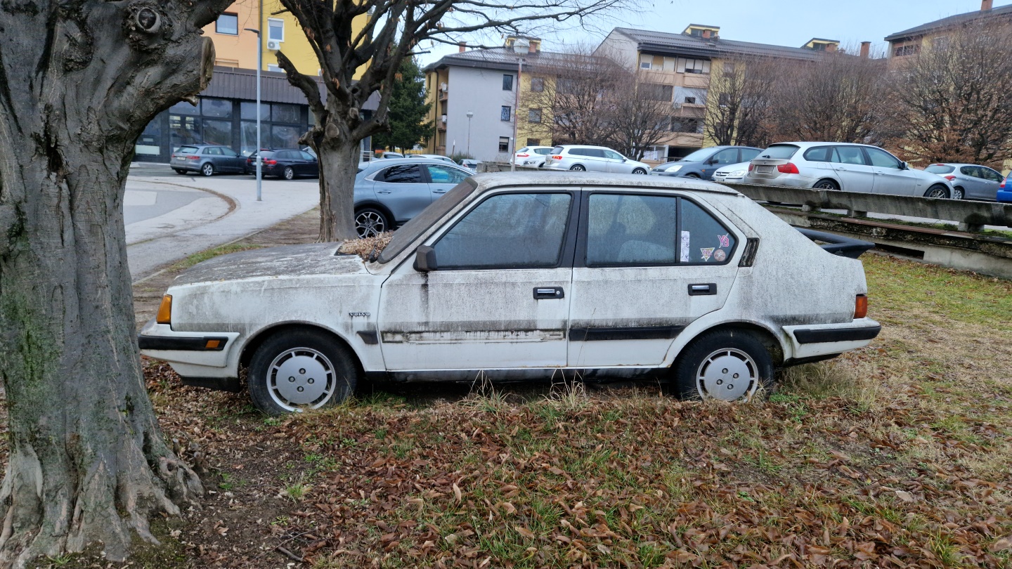 Nevestni lastniki: V Mariboru letos odkrili kar 304 zapuščenih vozil