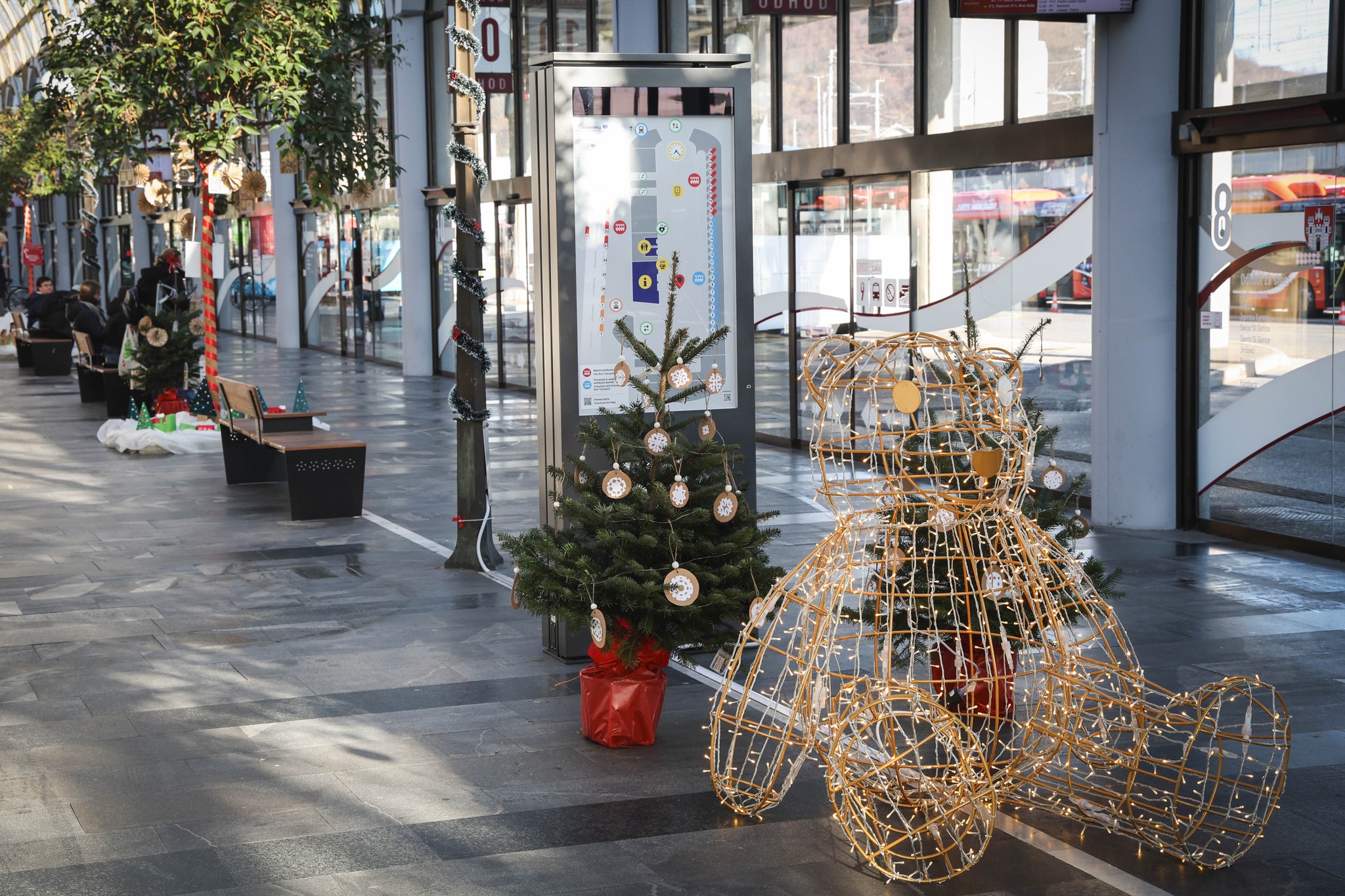 Praznični sijaj na AP Maribor: otroci iz 16 šol in vrtcev ustvarili čarobno okrasitev
