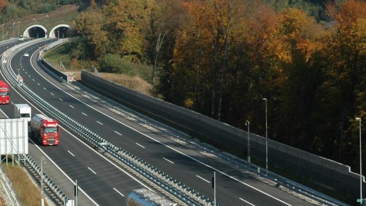 &#8220;Pijan&#8221; voznik tovornjaka po Štajerki vijugal sem ter tja in ogrožal sebe ter druge