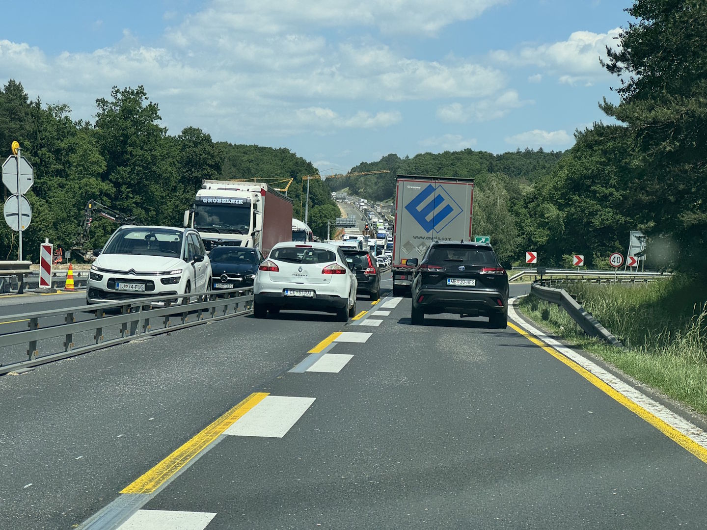 Goreče vozilo zaprlo štajersko avtocesto, težave tudi pri Pragerskem