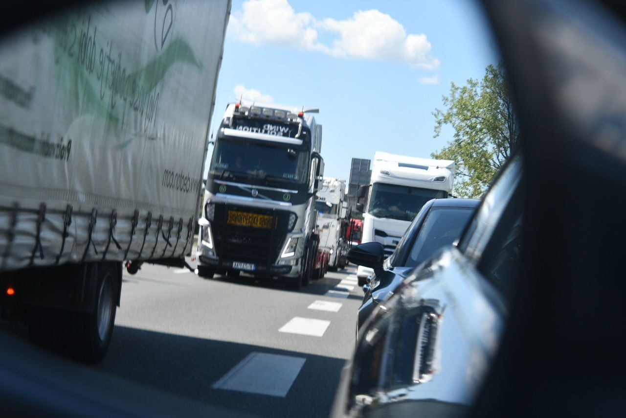 Smrtno nevarno početje: S skirojem na avtocesto po izgubljene dokumente