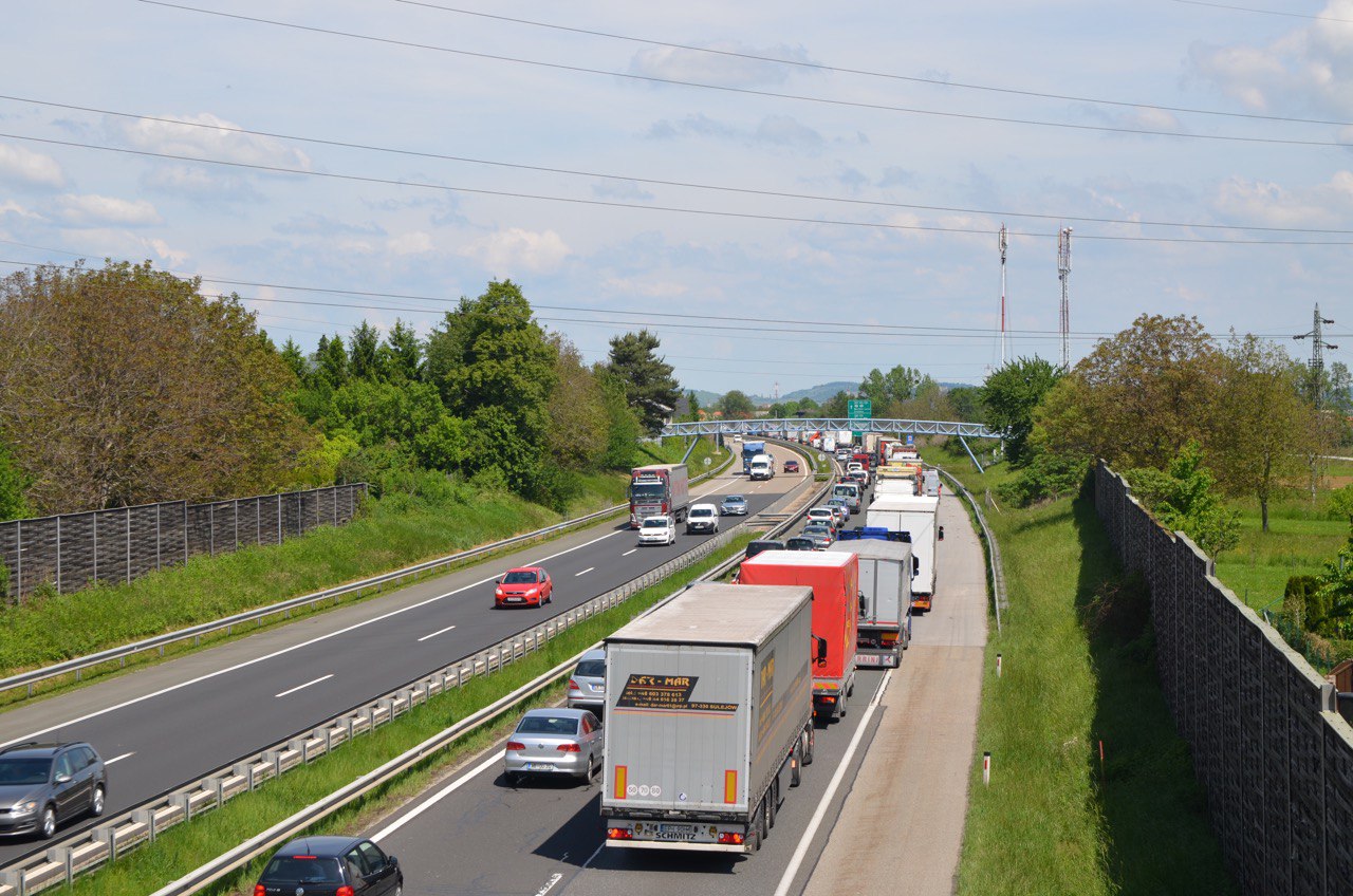 Posledice promete nesreče na Štajerski avtocesti odstranili, zastoj ostaja