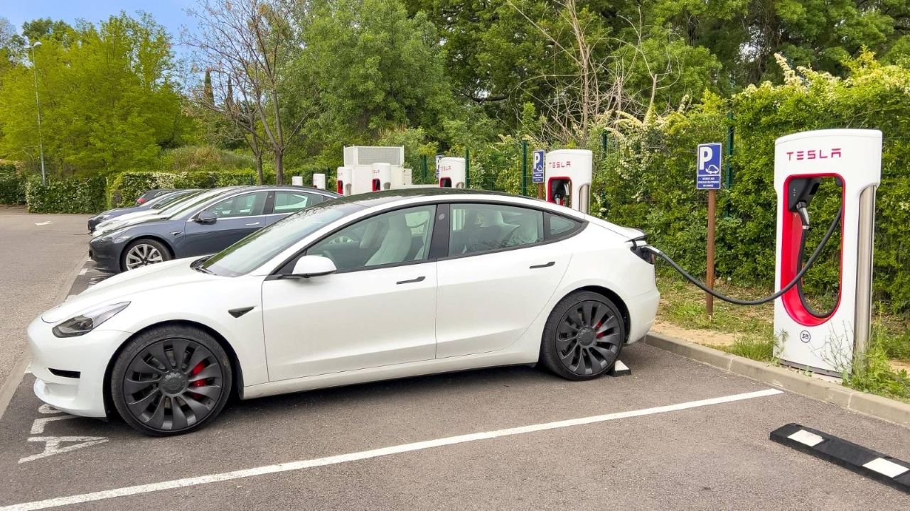 Subvencije za električne avtomobile še niso ukinjene, a denarja je premalo: Kaj se trenutno dogaja?