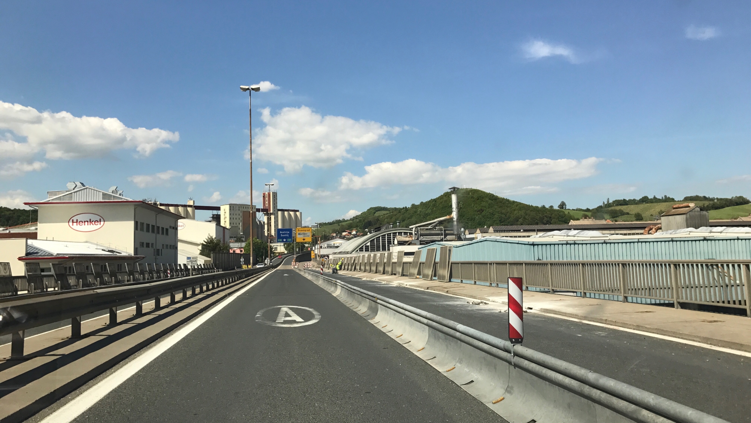 25-letnik po “bob stezi” zapeljal v napačno smer in povzročil prometno nesrečo