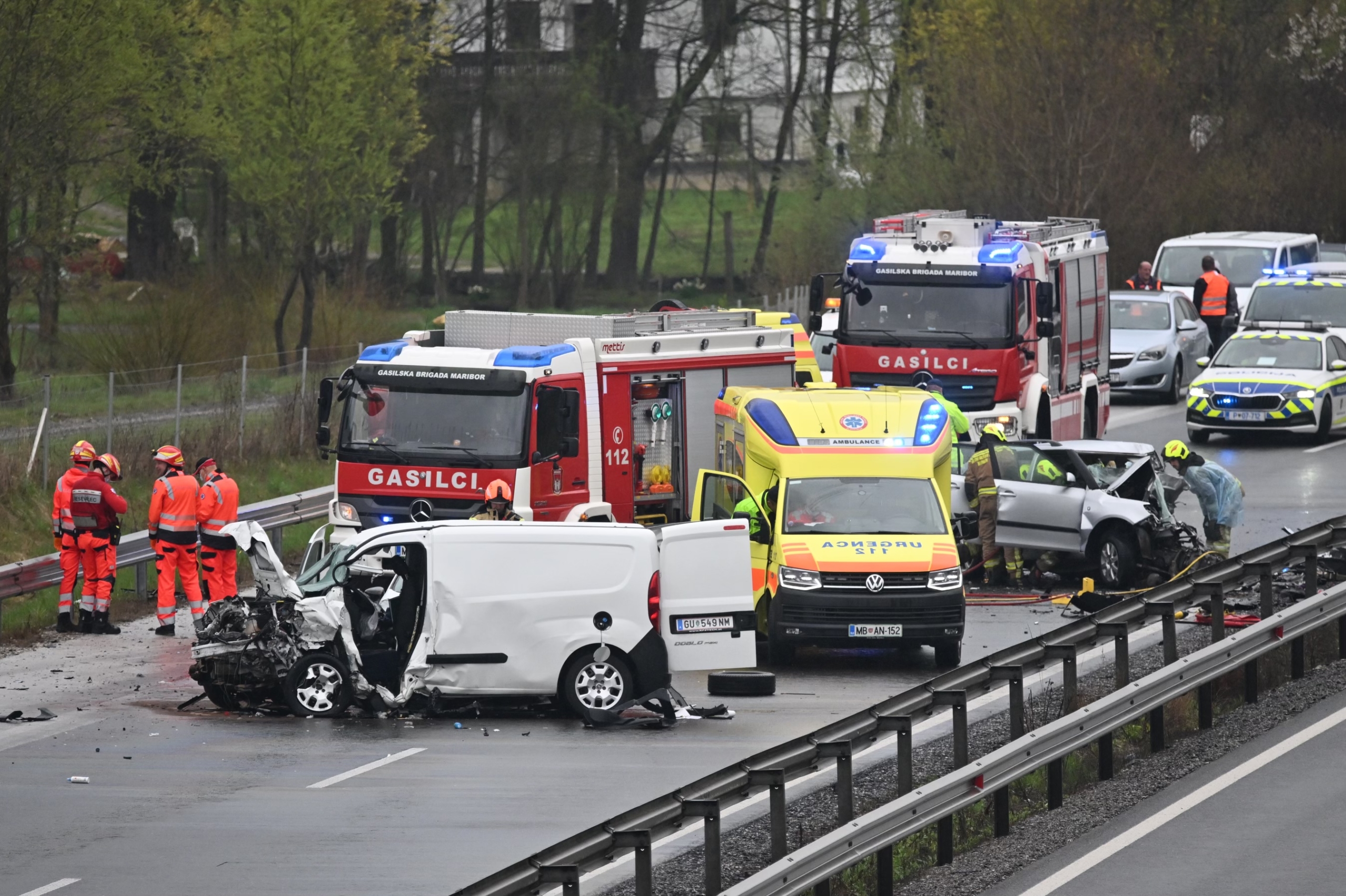 FOTO: Na avtocesti proti Šentilju zaradi vožnje v nasprotno smer umrli dve osebi