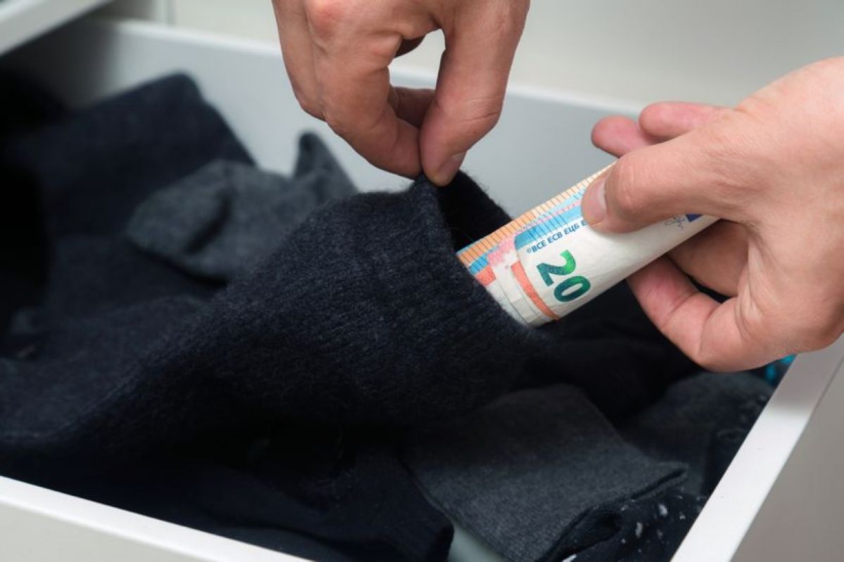 Denar raje v nogavici kot na borzi? Zakaj ima skoraj polovica Slovencev prihranke v gotovini