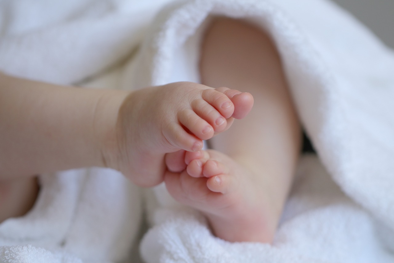 Nepričakovano rodila, popkovino pa prerezala kar s škarjicami za obrvi
