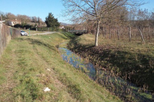 V kopersko rečico stekla večja količina rdeče snovi