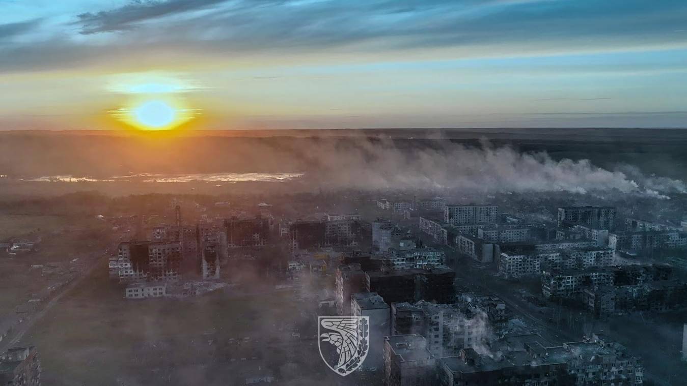 Je mesto Bahmut pod ruskim nadzorom, Ukrajina pravi, da se še vedno borijo