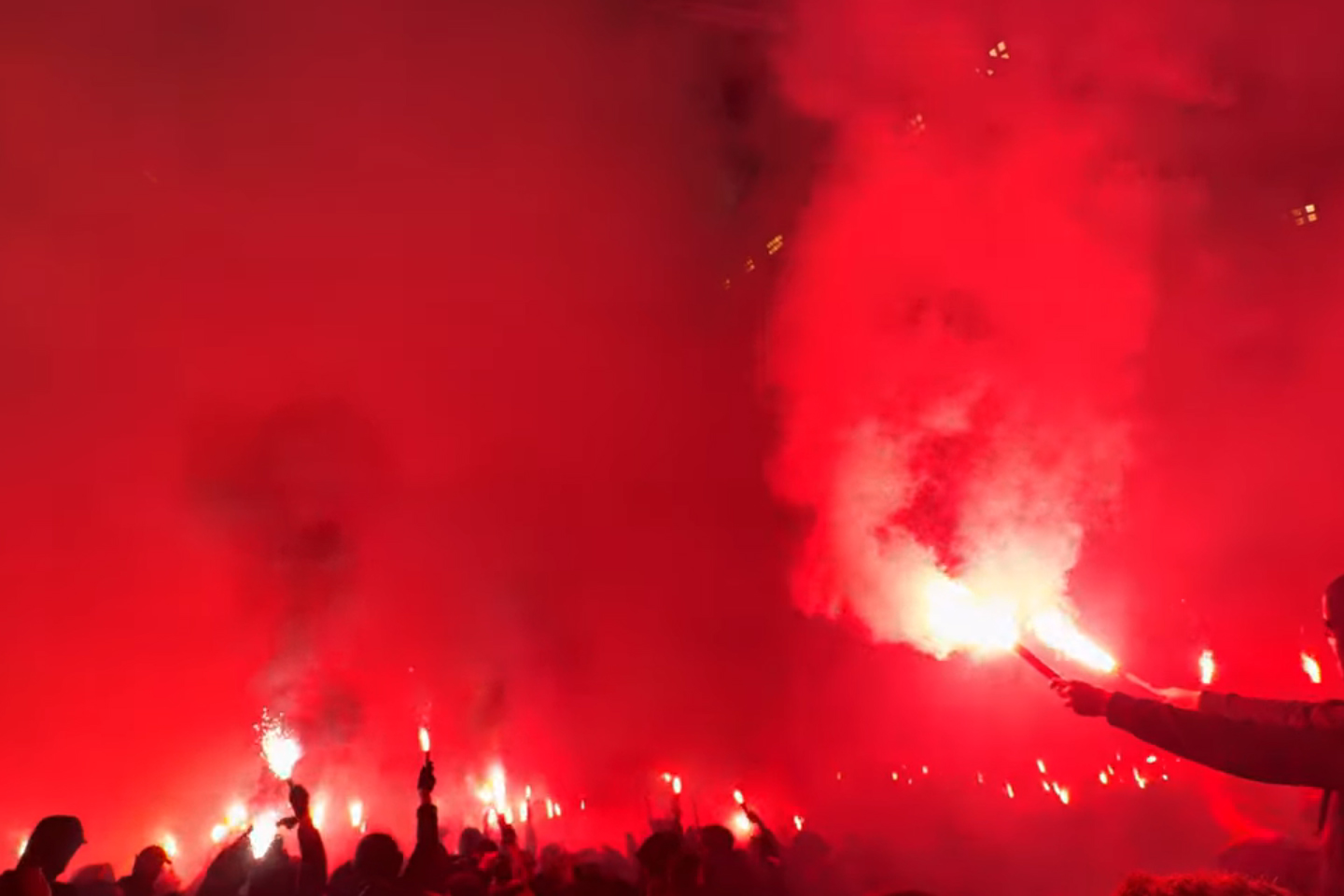 Navijači prekinili tekmo po zgolj šestih minutah igre