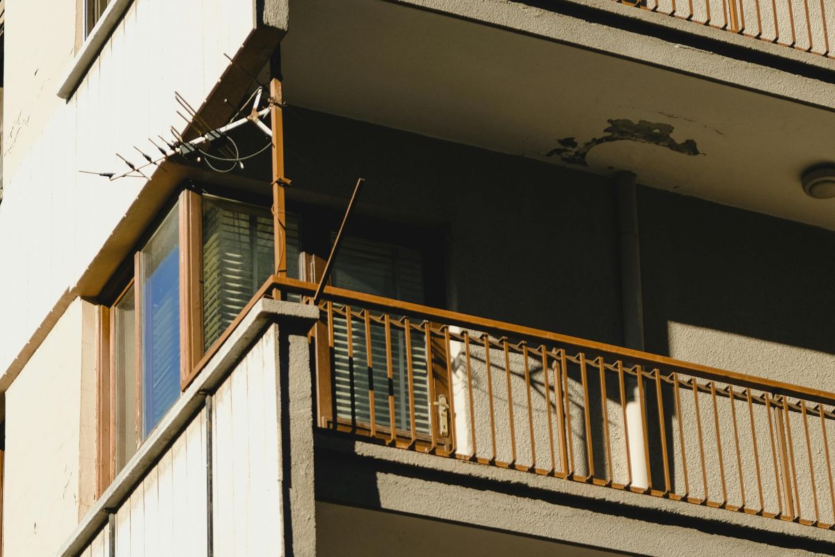 Mariborski študentki neznanec že trikrat vdrl na balkon: “Če bi imela odprta vrata …”
