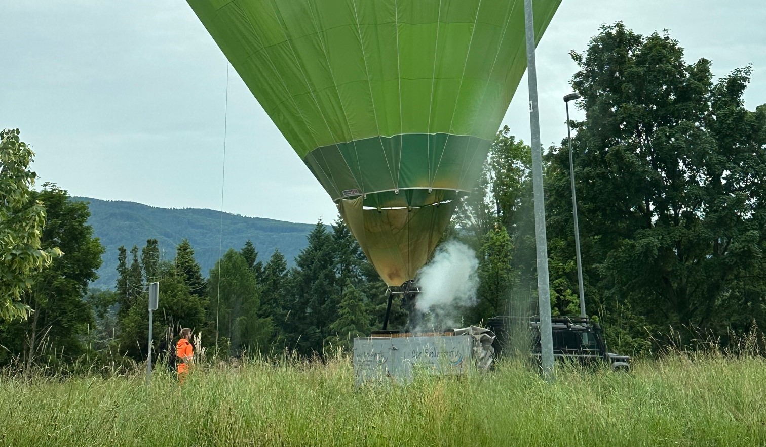 V okolici Maribora zasilno pristal balon
