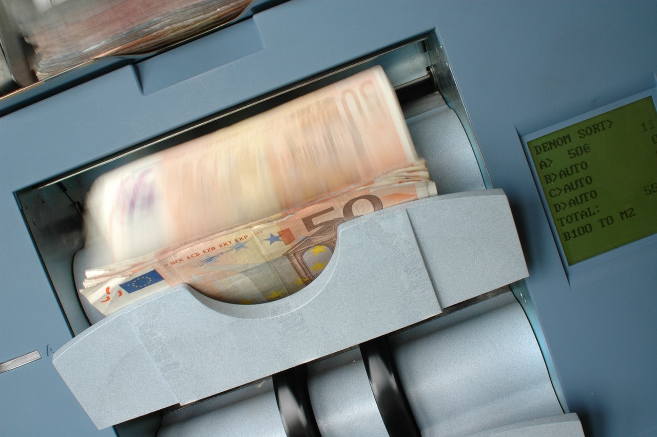 Združenje bank Slovenije opozarja: Nov zakon bi bankam omogočil vpogled v vse vaše transakcije