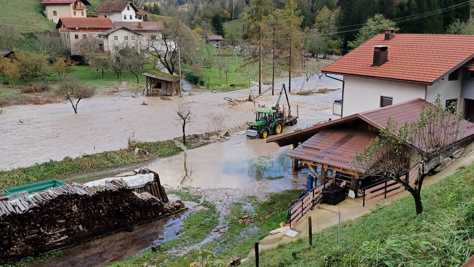 V Baški grapi ponoči gasilska straža, območje prešla še ena nevihtna fronta