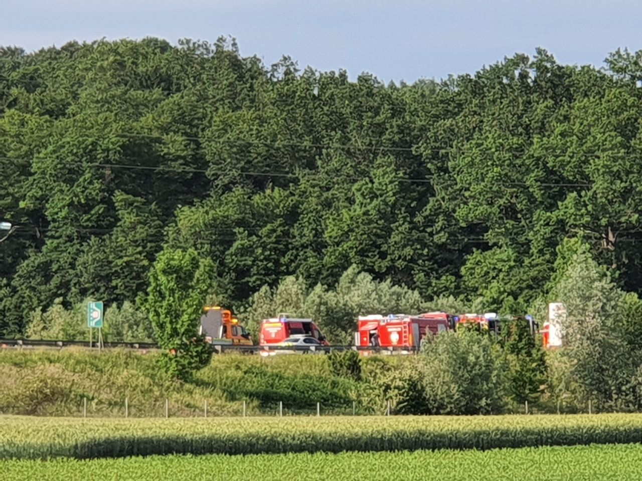 FOTO: Iz gorečega tovornjaka iztekla nevarna snov, pomurska avtocesta zaprta