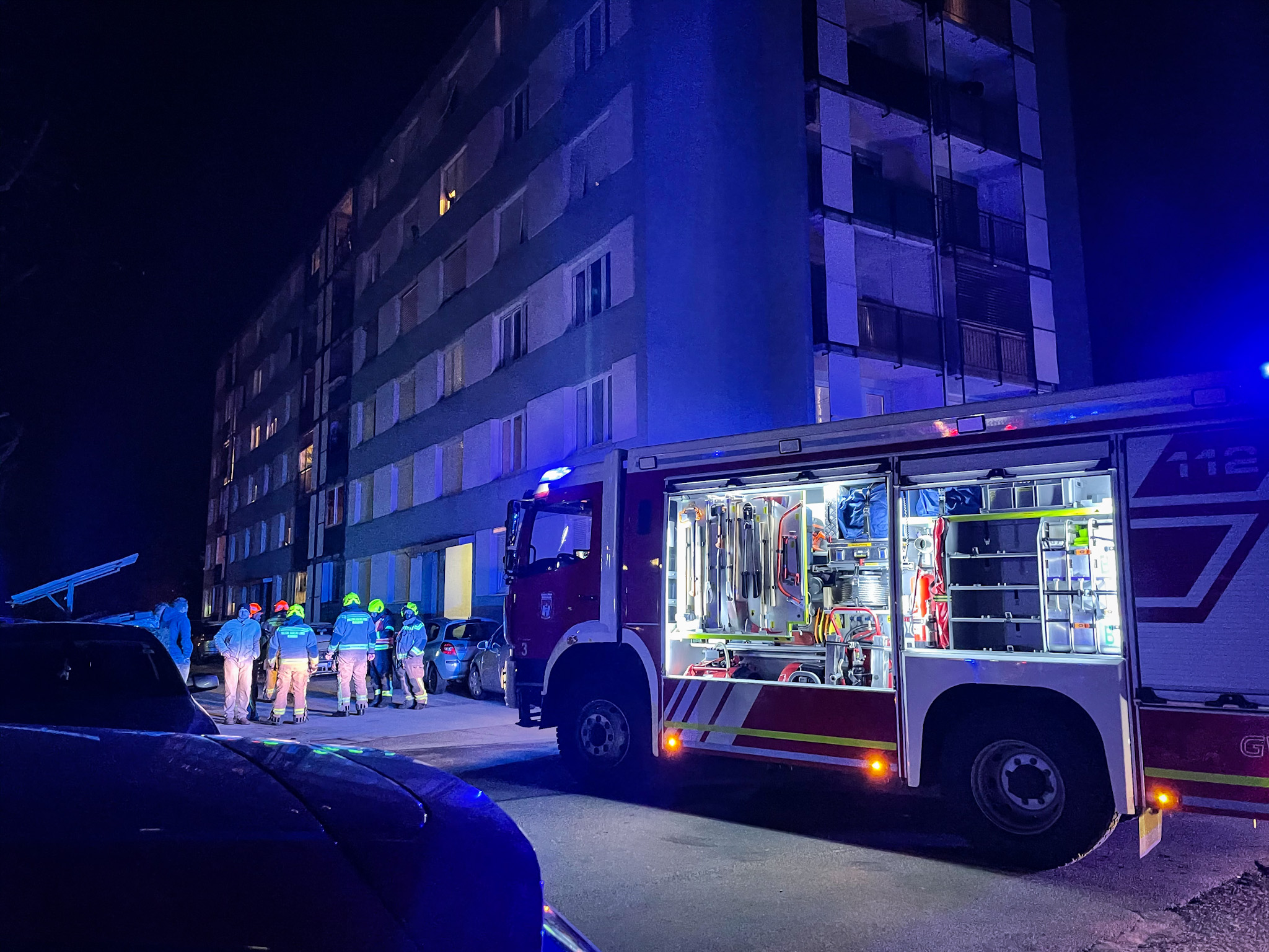 FOTO: Požar v stanovanjskem bloku na Goriški ulici, zagorela je hrana na štedilniku