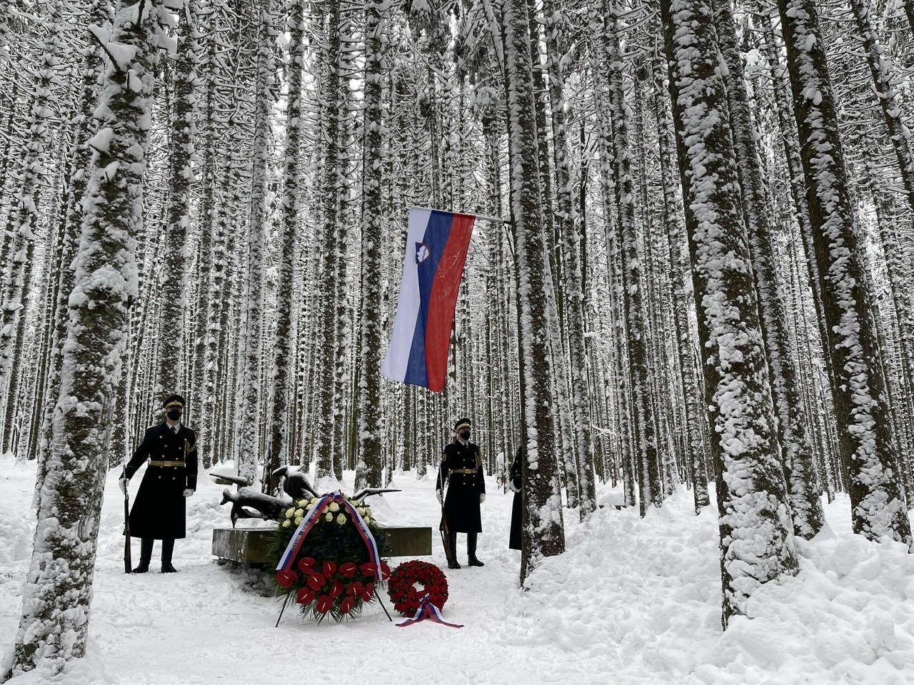 FOTO: Pahor položil venec k spominskemu obeležju na Osankarici