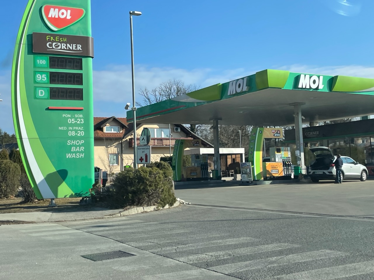 Na bencinskih črpalkah v Sloveniji imajo dovolj: Tako komentirajo vprašanje, kdaj bo gorivo cenejše
