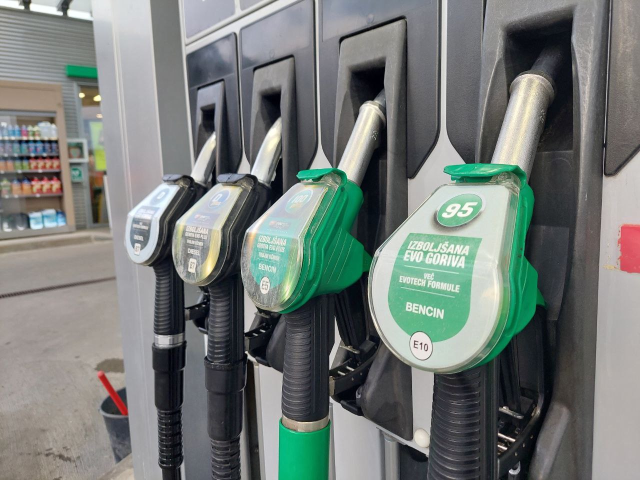 Napovedi novih podražitev dizla, bencina in kurilnega olja: Cene, kot jih nismo videli že več let