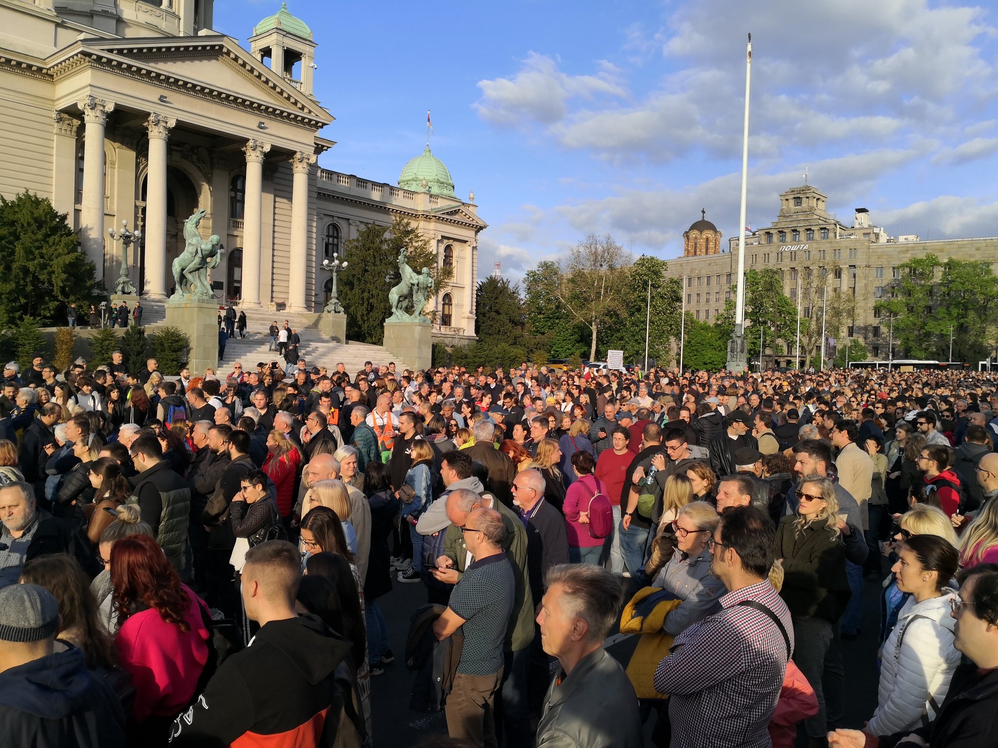 VIDEO: V Beogradu proti nasilju protestiralo 50.000 ljudi
