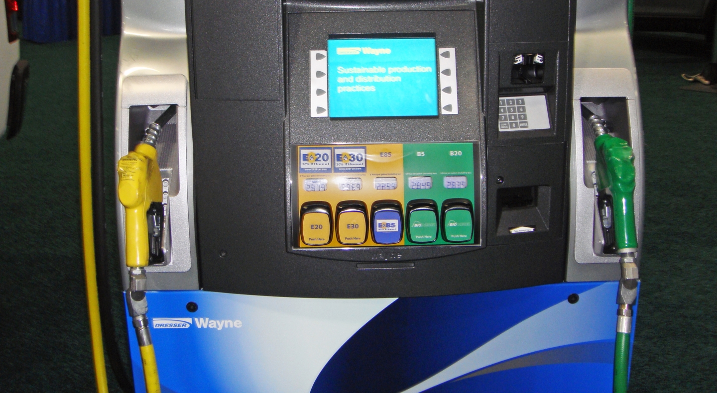 Rešitev za visoke cene: EU želi po vsej Evropi uvesti cenejše gorivo