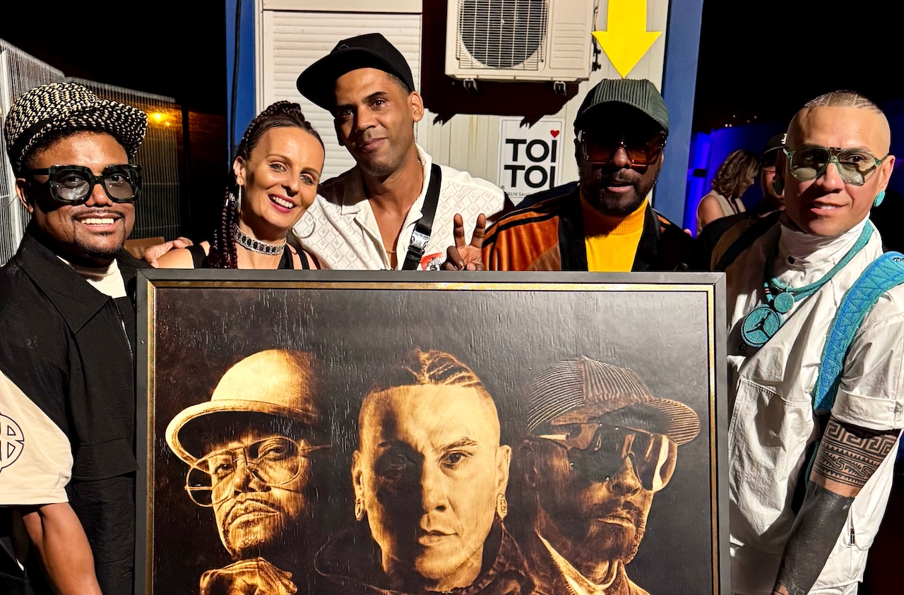 FOTO in VIDEO: Lokalni umetnik z ognjenim portretom navdušil svetovno znano zasedbo Black Eyed Peas