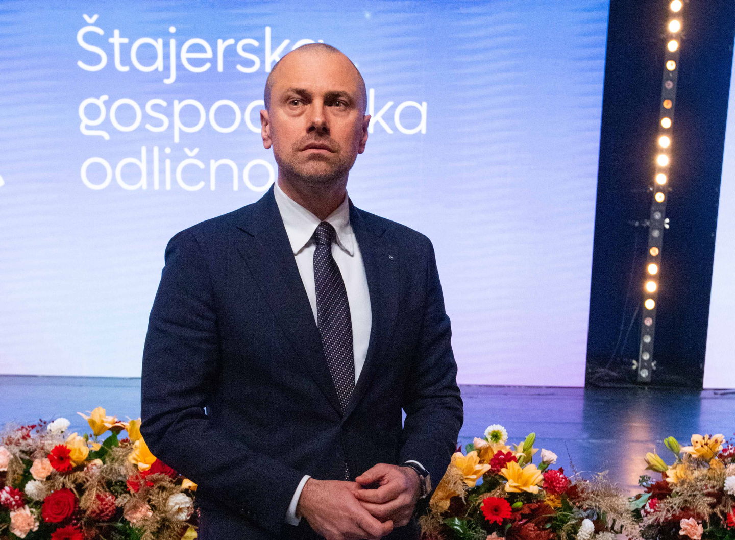 Blaž Brodnjak z ženo in otroki kupil za skoraj 100.000 evrov delnic NLB