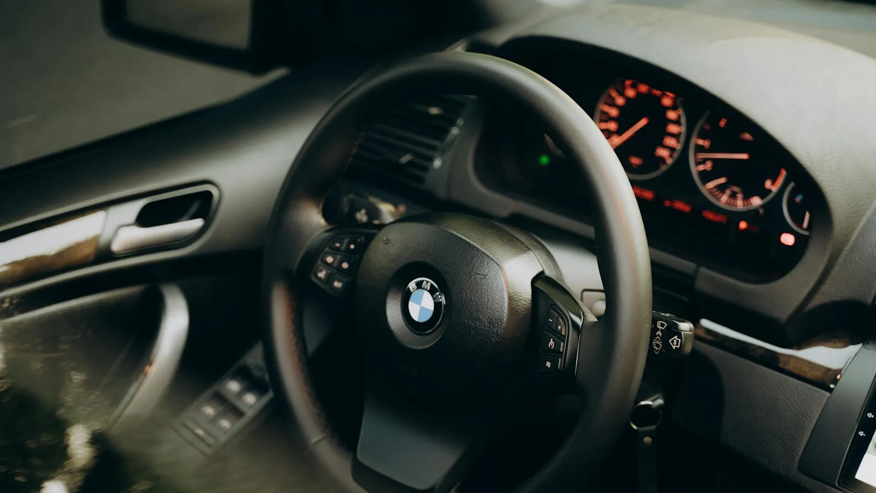 Kdo se spravlja na BMW vozila? Od brcanja do metanja tablice v morje