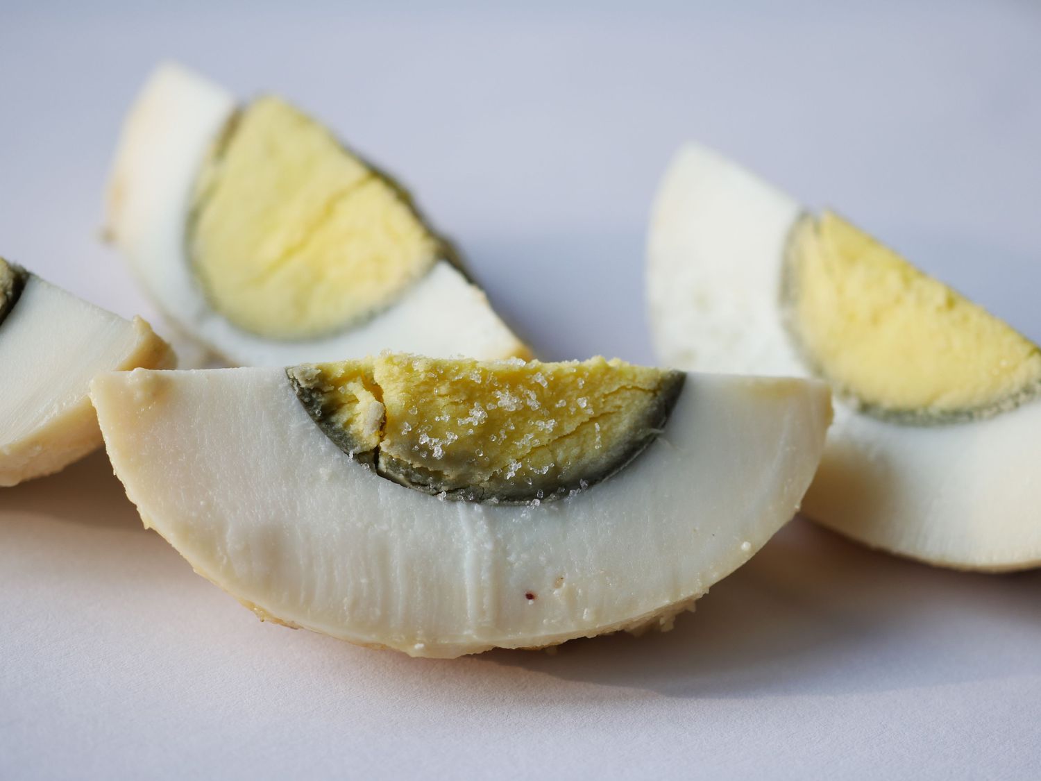 Zakaj dobi kuhano jajce zelen rob in ali ga je še varno jesti?