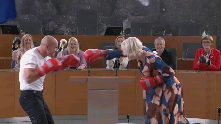 VIDEO: Tako sta se v boksarskem dvoboju pomerila Dejan Zavec in Urška Klakočar Zupančič