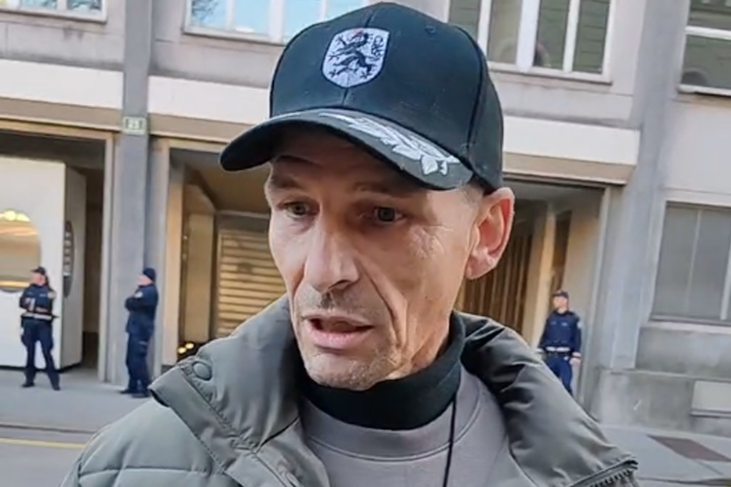 Pred vladno palačo prišel z orožjem, pri tem posredovala policija